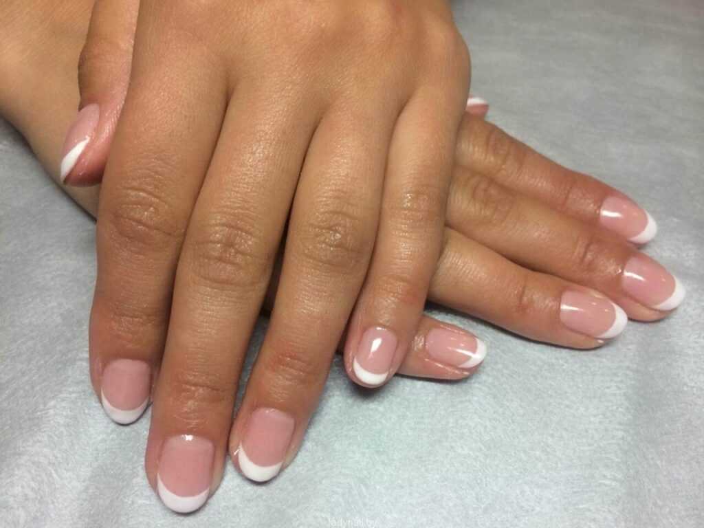 french tips on short nails