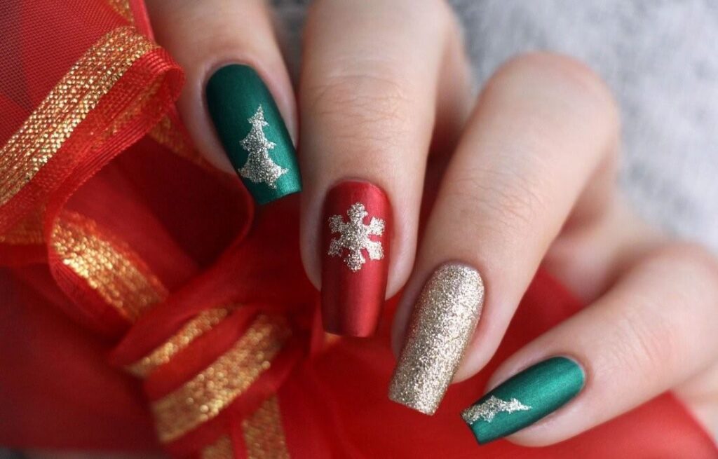 red and green xmas nails